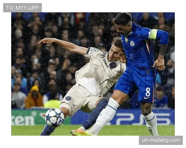 点球罚失后,镜头捕捉到恩佐·费尔南德斯在球员通道内落泪